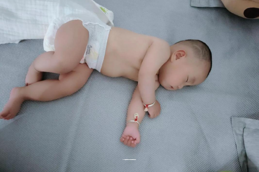 宝应县六个月宝宝眼睛散光